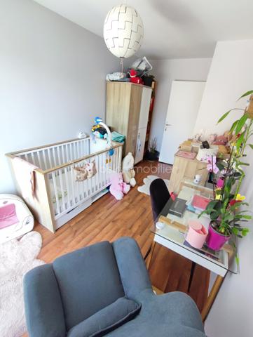 Description
Appartement 3 pièces 64 m² terrasse et Jardin  Quartier centre ville Gare
Venez Découvrir ce magnifique appartement de 3 pièces offrant une belle distribution des espaces ,
Il se compose d'une belle entrée avec placard , Toilette indépendant ,
Un séjour salon très lumineux donnant sur terrasse et jardin , Cuisine ouverte totalement aménagée et équipée,
A L'étage : palier avec divers placard sur mesure ,
Deux magnifique chambres avec balcon ,
Une salle de douche récente
Un WC. indépendant.
Vous profiterez également d'une jolie terrasse idéale pour profiter des beaux jours et recevoir.
- Ce bien est complété par Une place de parking en sous-sol, un véritable atout au quotidien.
- Chauffage individuel électrique
- Alarme
- Volet électrique motorisé
- Taxes Foncières 1300 euros
- Exposition SUD/OUEST.
- Possibilité Location 1 autre place de Parking .
 
Situé à proximité immédiate des écoles et des commerces, et à moins de 2 minutes à pied du RER E, il bénéficie d’un emplacement pratique et recherché.
👉 Un bien rare sur le secteur, à visiter sans tarder !
VISITE POSSIBLE 7 / JOURS / 7