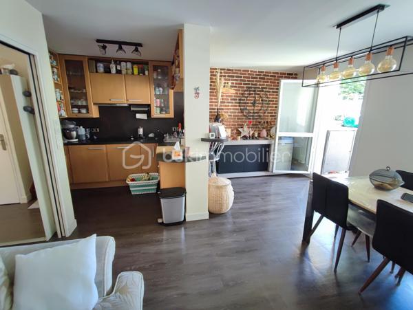 Description
Appartement 3 pièces 64 m² terrasse et Jardin  Quartier centre ville Gare
Venez Découvrir ce magnifique appartement de 3 pièces offrant une belle distribution des espaces ,
Il se compose d'une belle entrée avec placard , Toilette indépendant ,
Un séjour salon très lumineux donnant sur terrasse et jardin , Cuisine ouverte totalement aménagée et équipée,
A L'étage : palier avec divers placard sur mesure ,
Deux magnifique chambres avec balcon ,
Une salle de douche récente
Un WC. indépendant.
Vous profiterez également d'une jolie terrasse idéale pour profiter des beaux jours et recevoir.
- Ce bien est complété par Une place de parking en sous-sol, un véritable atout au quotidien.
- Chauffage individuel électrique
- Alarme
- Volet électrique motorisé
- Taxes Foncières 1300 euros
- Exposition SUD/OUEST.
- Possibilité Location 1 autre place de Parking .
 
Situé à proximité immédiate des écoles et des commerces, et à moins de 2 minutes à pied du RER E, il bénéficie d’un emplacement pratique et recherché.
👉 Un bien rare sur le secteur, à visiter sans tarder !
VISITE POSSIBLE 7 / JOURS / 7