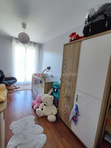 Description
Appartement 3 pièces 64 m² terrasse et Jardin  Quartier centre ville Gare
Venez Découvrir ce magnifique appartement de 3 pièces offrant une belle distribution des espaces ,
Il se compose d'une belle entrée avec placard , Toilette indépendant ,
Un séjour salon très lumineux donnant sur terrasse et jardin , Cuisine ouverte totalement aménagée et équipée,
A L'étage : palier avec divers placard sur mesure ,
Deux magnifique chambres avec balcon ,
Une salle de douche récente
Un WC. indépendant.
Vous profiterez également d'une jolie terrasse idéale pour profiter des beaux jours et recevoir.
- Ce bien est complété par Une place de parking en sous-sol, un véritable atout au quotidien.
- Chauffage individuel électrique
- Alarme
- Volet électrique motorisé
- Taxes Foncières 1300 euros
- Exposition SUD/OUEST.
- Possibilité Location 1 autre place de Parking .
 
Situé à proximité immédiate des écoles et des commerces, et à moins de 2 minutes à pied du RER E, il bénéficie d’un emplacement pratique et recherché.
👉 Un bien rare sur le secteur, à visiter sans tarder !
VISITE POSSIBLE 7 / JOURS / 7