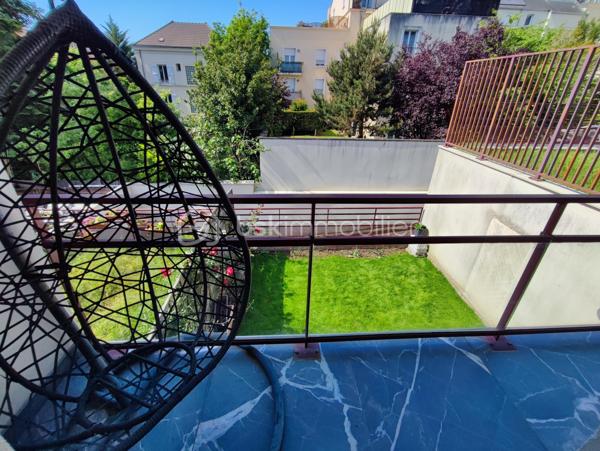Description
Appartement 3 pièces 64 m² terrasse et Jardin  Quartier centre ville Gare
Venez Découvrir ce magnifique appartement de 3 pièces offrant une belle distribution des espaces ,
Il se compose d'une belle entrée avec placard , Toilette indépendant ,
Un séjour salon très lumineux donnant sur terrasse et jardin , Cuisine ouverte totalement aménagée et équipée,
A L'étage : palier avec divers placard sur mesure ,
Deux magnifique chambres avec balcon ,
Une salle de douche récente
Un WC. indépendant.
Vous profiterez également d'une jolie terrasse idéale pour profiter des beaux jours et recevoir.
- Ce bien est complété par Une place de parking en sous-sol, un véritable atout au quotidien.
- Chauffage individuel électrique
- Alarme
- Volet électrique motorisé
- Taxes Foncières 1300 euros
- Exposition SUD/OUEST.
- Possibilité Location 1 autre place de Parking .
 
Situé à proximité immédiate des écoles et des commerces, et à moins de 2 minutes à pied du RER E, il bénéficie d’un emplacement pratique et recherché.
👉 Un bien rare sur le secteur, à visiter sans tarder !
VISITE POSSIBLE 7 / JOURS / 7