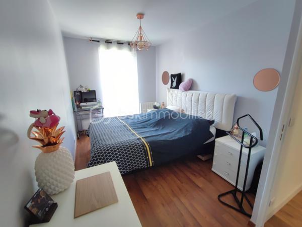 Description
Appartement 3 pièces 64 m² terrasse et Jardin  Quartier centre ville Gare
Venez Découvrir ce magnifique appartement de 3 pièces offrant une belle distribution des espaces ,
Il se compose d'une belle entrée avec placard , Toilette indépendant ,
Un séjour salon très lumineux donnant sur terrasse et jardin , Cuisine ouverte totalement aménagée et équipée,
A L'étage : palier avec divers placard sur mesure ,
Deux magnifique chambres avec balcon ,
Une salle de douche récente
Un WC. indépendant.
Vous profiterez également d'une jolie terrasse idéale pour profiter des beaux jours et recevoir.
- Ce bien est complété par Une place de parking en sous-sol, un véritable atout au quotidien.
- Chauffage individuel électrique
- Alarme
- Volet électrique motorisé
- Taxes Foncières 1300 euros
- Exposition SUD/OUEST.
- Possibilité Location 1 autre place de Parking .
 
Situé à proximité immédiate des écoles et des commerces, et à moins de 2 minutes à pied du RER E, il bénéficie d’un emplacement pratique et recherché.
👉 Un bien rare sur le secteur, à visiter sans tarder !
VISITE POSSIBLE 7 / JOURS / 7