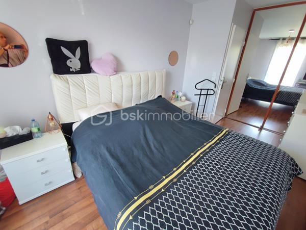 Description
Appartement 3 pièces 64 m² terrasse et Jardin  Quartier centre ville Gare
Venez Découvrir ce magnifique appartement de 3 pièces offrant une belle distribution des espaces ,
Il se compose d'une belle entrée avec placard , Toilette indépendant ,
Un séjour salon très lumineux donnant sur terrasse et jardin , Cuisine ouverte totalement aménagée et équipée,
A L'étage : palier avec divers placard sur mesure ,
Deux magnifique chambres avec balcon ,
Une salle de douche récente
Un WC. indépendant.
Vous profiterez également d'une jolie terrasse idéale pour profiter des beaux jours et recevoir.
- Ce bien est complété par Une place de parking en sous-sol, un véritable atout au quotidien.
- Chauffage individuel électrique
- Alarme
- Volet électrique motorisé
- Taxes Foncières 1300 euros
- Exposition SUD/OUEST.
- Possibilité Location 1 autre place de Parking .
 
Situé à proximité immédiate des écoles et des commerces, et à moins de 2 minutes à pied du RER E, il bénéficie d’un emplacement pratique et recherché.
👉 Un bien rare sur le secteur, à visiter sans tarder !
VISITE POSSIBLE 7 / JOURS / 7