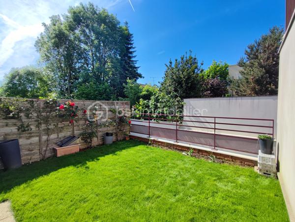 Description
Appartement 3 pièces 64 m² terrasse et Jardin  Quartier centre ville Gare
Venez Découvrir ce magnifique appartement de 3 pièces offrant une belle distribution des espaces ,
Il se compose d'une belle entrée avec placard , Toilette indépendant ,
Un séjour salon très lumineux donnant sur terrasse et jardin , Cuisine ouverte totalement aménagée et équipée,
A L'étage : palier avec divers placard sur mesure ,
Deux magnifique chambres avec balcon ,
Une salle de douche récente
Un WC. indépendant.
Vous profiterez également d'une jolie terrasse idéale pour profiter des beaux jours et recevoir.
- Ce bien est complété par Une place de parking en sous-sol, un véritable atout au quotidien.
- Chauffage individuel électrique
- Alarme
- Volet électrique motorisé
- Taxes Foncières 1300 euros
- Exposition SUD/OUEST.
- Possibilité Location 1 autre place de Parking .
 
Situé à proximité immédiate des écoles et des commerces, et à moins de 2 minutes à pied du RER E, il bénéficie d’un emplacement pratique et recherché.
👉 Un bien rare sur le secteur, à visiter sans tarder !
VISITE POSSIBLE 7 / JOURS / 7