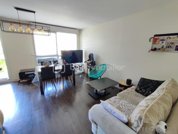 Description
Appartement 3 pièces 64 m² terrasse et Jardin  Quartier centre ville Gare
Venez Découvrir ce magnifique appartement de 3 pièces offrant une belle distribution des espaces ,
Il se compose d'une belle entrée avec placard , Toilette indépendant ,
Un séjour salon très lumineux donnant sur terrasse et jardin , Cuisine ouverte totalement aménagée et équipée,
A L'étage : palier avec divers placard sur mesure ,
Deux magnifique chambres avec balcon ,
Une salle de douche récente
Un WC. indépendant.
Vous profiterez également d'une jolie terrasse idéale pour profiter des beaux jours et recevoir.
- Ce bien est complété par Une place de parking en sous-sol, un véritable atout au quotidien.
- Chauffage individuel électrique
- Alarme
- Volet électrique motorisé
- Taxes Foncières 1300 euros
- Exposition SUD/OUEST.
- Possibilité Location 1 autre place de Parking .
 
Situé à proximité immédiate des écoles et des commerces, et à moins de 2 minutes à pied du RER E, il bénéficie d’un emplacement pratique et recherché.
👉 Un bien rare sur le secteur, à visiter sans tarder !
VISITE POSSIBLE 7 / JOURS / 7