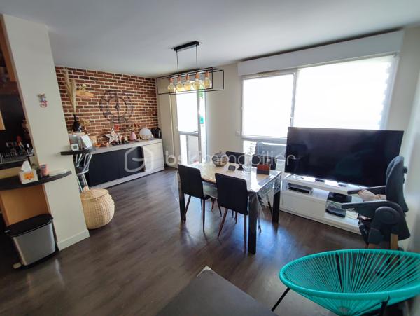 Description
Appartement 3 pièces 64 m² terrasse et Jardin  Quartier centre ville Gare
Venez Découvrir ce magnifique appartement de 3 pièces offrant une belle distribution des espaces ,
Il se compose d'une belle entrée avec placard , Toilette indépendant ,
Un séjour salon très lumineux donnant sur terrasse et jardin , Cuisine ouverte totalement aménagée et équipée,
A L'étage : palier avec divers placard sur mesure ,
Deux magnifique chambres avec balcon ,
Une salle de douche récente
Un WC. indépendant.
Vous profiterez également d'une jolie terrasse idéale pour profiter des beaux jours et recevoir.
- Ce bien est complété par Une place de parking en sous-sol, un véritable atout au quotidien.
- Chauffage individuel électrique
- Alarme
- Volet électrique motorisé
- Taxes Foncières 1300 euros
- Exposition SUD/OUEST.
- Possibilité Location 1 autre place de Parking .
 
Situé à proximité immédiate des écoles et des commerces, et à moins de 2 minutes à pied du RER E, il bénéficie d’un emplacement pratique et recherché.
👉 Un bien rare sur le secteur, à visiter sans tarder !
VISITE POSSIBLE 7 / JOURS / 7