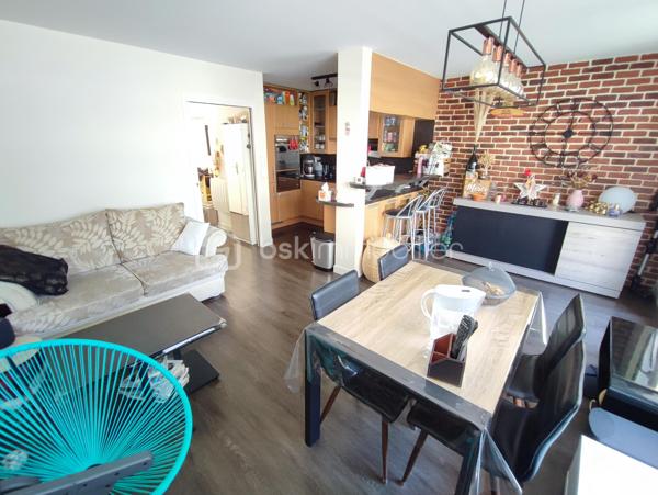 Description
Appartement 3 pièces 64 m² terrasse et Jardin  Quartier centre ville Gare
Venez Découvrir ce magnifique appartement de 3 pièces offrant une belle distribution des espaces ,
Il se compose d'une belle entrée avec placard , Toilette indépendant ,
Un séjour salon très lumineux donnant sur terrasse et jardin , Cuisine ouverte totalement aménagée et équipée,
A L'étage : palier avec divers placard sur mesure ,
Deux magnifique chambres avec balcon ,
Une salle de douche récente
Un WC. indépendant.
Vous profiterez également d'une jolie terrasse idéale pour profiter des beaux jours et recevoir.
- Ce bien est complété par Une place de parking en sous-sol, un véritable atout au quotidien.
- Chauffage individuel électrique
- Alarme
- Volet électrique motorisé
- Taxes Foncières 1300 euros
- Exposition SUD/OUEST.
- Possibilité Location 1 autre place de Parking .
 
Situé à proximité immédiate des écoles et des commerces, et à moins de 2 minutes à pied du RER E, il bénéficie d’un emplacement pratique et recherché.
👉 Un bien rare sur le secteur, à visiter sans tarder !
VISITE POSSIBLE 7 / JOURS / 7