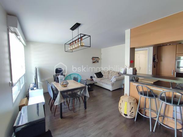 Description
Appartement 3 pièces 64 m² terrasse et Jardin  Quartier centre ville Gare
Venez Découvrir ce magnifique appartement de 3 pièces offrant une belle distribution des espaces ,
Il se compose d'une belle entrée avec placard , Toilette indépendant ,
Un séjour salon très lumineux donnant sur terrasse et jardin , Cuisine ouverte totalement aménagée et équipée,
A L'étage : palier avec divers placard sur mesure ,
Deux magnifique chambres avec balcon ,
Une salle de douche récente
Un WC. indépendant.
Vous profiterez également d'une jolie terrasse idéale pour profiter des beaux jours et recevoir.
- Ce bien est complété par Une place de parking en sous-sol, un véritable atout au quotidien.
- Chauffage individuel électrique
- Alarme
- Volet électrique motorisé
- Taxes Foncières 1300 euros
- Exposition SUD/OUEST.
- Possibilité Location 1 autre place de Parking .
 
Situé à proximité immédiate des écoles et des commerces, et à moins de 2 minutes à pied du RER E, il bénéficie d’un emplacement pratique et recherché.
👉 Un bien rare sur le secteur, à visiter sans tarder !
VISITE POSSIBLE 7 / JOURS / 7