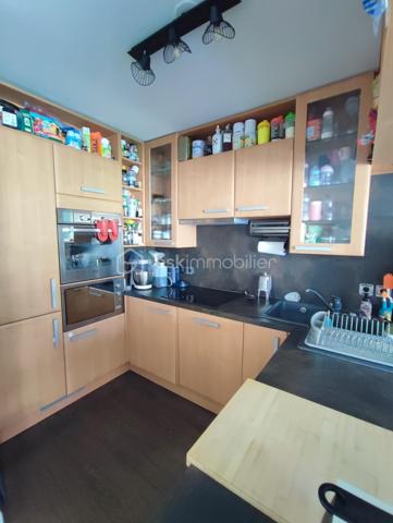 Description
Appartement 3 pièces 64 m² terrasse et Jardin  Quartier centre ville Gare
Venez Découvrir ce magnifique appartement de 3 pièces offrant une belle distribution des espaces ,
Il se compose d'une belle entrée avec placard , Toilette indépendant ,
Un séjour salon très lumineux donnant sur terrasse et jardin , Cuisine ouverte totalement aménagée et équipée,
A L'étage : palier avec divers placard sur mesure ,
Deux magnifique chambres avec balcon ,
Une salle de douche récente
Un WC. indépendant.
Vous profiterez également d'une jolie terrasse idéale pour profiter des beaux jours et recevoir.
- Ce bien est complété par Une place de parking en sous-sol, un véritable atout au quotidien.
- Chauffage individuel électrique
- Alarme
- Volet électrique motorisé
- Taxes Foncières 1300 euros
- Exposition SUD/OUEST.
- Possibilité Location 1 autre place de Parking .
 
Situé à proximité immédiate des écoles et des commerces, et à moins de 2 minutes à pied du RER E, il bénéficie d’un emplacement pratique et recherché.
👉 Un bien rare sur le secteur, à visiter sans tarder !
VISITE POSSIBLE 7 / JOURS / 7