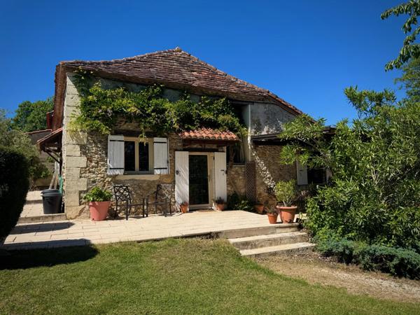 Le charme d'un village avec vue sur la campagne