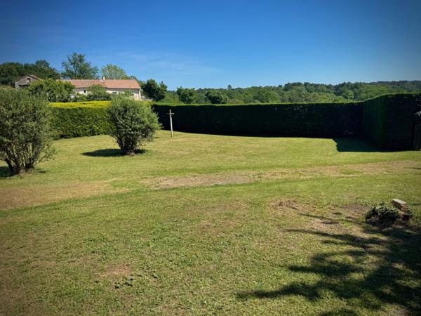 Le charme d'un village avec vue sur la campagne