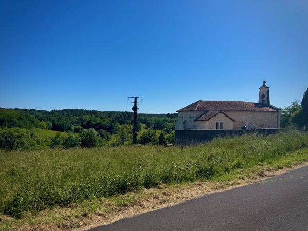 Le charme d'un village avec vue sur la campagne