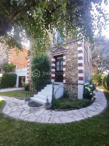 Cette magnifique maison de 180 m2 au Patrimoine remarquable Villemomblois (  sans contrainte ) etat impeccable disposant de 8 pieces dont 1 sejour double traversant avec cheminée, parquet chêne,  boiseries murs et plafond avec décor en staff. d origine, cuisine , entrée donnant  sur l escalier,  toilette a tous les niveaux,  4 chambres  dont 1 chambres parentale avec 1 S d Douche et  deuxième chambre parentale avec S d  Bains.  Bureau,  dessing. Double vitrage Sous sol 50 m2  Garage attenant fermé avec 2 places et 3 places en extérieur.  Le tout sur un terrain de 562 m2 arboré dont un superbe cèdre du Liban chauffage chaudiere Gaz  Taxe Foncière  2142 € l ensemble tres bien entretenu a 5 minutes a pied de l arrêt T 4 allée de la tour rendez vous.