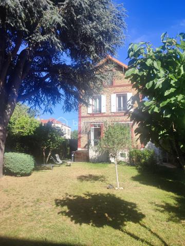 Cette magnifique maison de 180 m2 au Patrimoine remarquable Villemomblois (  sans contrainte ) etat impeccable disposant de 8 pieces dont 1 sejour double traversant avec cheminée, parquet chêne,  boiseries murs et plafond avec décor en staff. d origine, cuisine , entrée donnant  sur l escalier,  toilette a tous les niveaux,  4 chambres  dont 1 chambres parentale avec 1 S d Douche et  deuxième chambre parentale avec S d  Bains.  Bureau,  dessing. Double vitrage Sous sol 50 m2  Garage attenant fermé avec 2 places et 3 places en extérieur.  Le tout sur un terrain de 562 m2 arboré dont un superbe cèdre du Liban chauffage chaudiere Gaz  Taxe Foncière  2142 € l ensemble tres bien entretenu a 5 minutes a pied de l arrêt T 4 allée de la tour rendez vous.