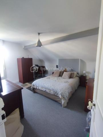 Cette magnifique maison de 180 m2 au Patrimoine remarquable Villemomblois (  sans contrainte ) etat impeccable disposant de 8 pieces dont 1 sejour double traversant avec cheminée, parquet chêne,  boiseries murs et plafond avec décor en staff. d origine, cuisine , entrée donnant  sur l escalier,  toilette a tous les niveaux,  4 chambres  dont 1 chambres parentale avec 1 S d Douche et  deuxième chambre parentale avec S d  Bains.  Bureau,  dessing. Double vitrage Sous sol 50 m2  Garage attenant fermé avec 2 places et 3 places en extérieur.  Le tout sur un terrain de 562 m2 arboré dont un superbe cèdre du Liban chauffage chaudiere Gaz  Taxe Foncière  2142 € l ensemble tres bien entretenu a 5 minutes a pied de l arrêt T 4 allée de la tour rendez vous.
