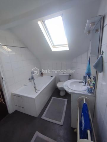 Cette magnifique maison de 180 m2 au Patrimoine remarquable Villemomblois (  sans contrainte ) etat impeccable disposant de 8 pieces dont 1 sejour double traversant avec cheminée, parquet chêne,  boiseries murs et plafond avec décor en staff. d origine, cuisine , entrée donnant  sur l escalier,  toilette a tous les niveaux,  4 chambres  dont 1 chambres parentale avec 1 S d Douche et  deuxième chambre parentale avec S d  Bains.  Bureau,  dessing. Double vitrage Sous sol 50 m2  Garage attenant fermé avec 2 places et 3 places en extérieur.  Le tout sur un terrain de 562 m2 arboré dont un superbe cèdre du Liban chauffage chaudiere Gaz  Taxe Foncière  2142 € l ensemble tres bien entretenu a 5 minutes a pied de l arrêt T 4 allée de la tour rendez vous.