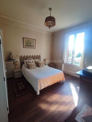 Cette magnifique maison de 180 m2 au Patrimoine remarquable Villemomblois (  sans contrainte ) etat impeccable disposant de 8 pieces dont 1 sejour double traversant avec cheminée, parquet chêne,  boiseries murs et plafond avec décor en staff. d origine, cuisine , entrée donnant  sur l escalier,  toilette a tous les niveaux,  4 chambres  dont 1 chambres parentale avec 1 S d Douche et  deuxième chambre parentale avec S d  Bains.  Bureau,  dessing. Double vitrage Sous sol 50 m2  Garage attenant fermé avec 2 places et 3 places en extérieur.  Le tout sur un terrain de 562 m2 arboré dont un superbe cèdre du Liban chauffage chaudiere Gaz  Taxe Foncière  2142 € l ensemble tres bien entretenu a 5 minutes a pied de l arrêt T 4 allée de la tour rendez vous.
