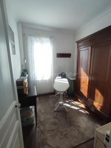 Cette magnifique maison de 180 m2 au Patrimoine remarquable Villemomblois (  sans contrainte ) etat impeccable disposant de 8 pieces dont 1 sejour double traversant avec cheminée, parquet chêne,  boiseries murs et plafond avec décor en staff. d origine, cuisine , entrée donnant  sur l escalier,  toilette a tous les niveaux,  4 chambres  dont 1 chambres parentale avec 1 S d Douche et  deuxième chambre parentale avec S d  Bains.  Bureau,  dessing. Double vitrage Sous sol 50 m2  Garage attenant fermé avec 2 places et 3 places en extérieur.  Le tout sur un terrain de 562 m2 arboré dont un superbe cèdre du Liban chauffage chaudiere Gaz  Taxe Foncière  2142 € l ensemble tres bien entretenu a 5 minutes a pied de l arrêt T 4 allée de la tour rendez vous.