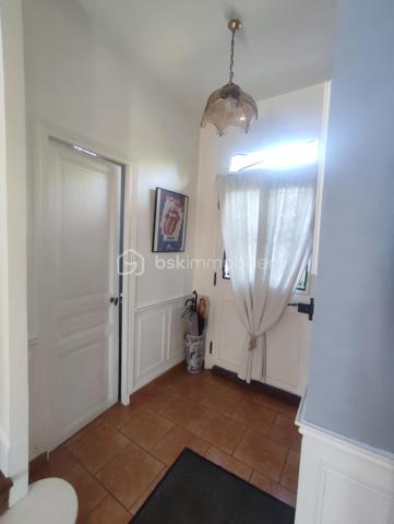 Cette magnifique maison de 180 m2 au Patrimoine remarquable Villemomblois (  sans contrainte ) etat impeccable disposant de 8 pieces dont 1 sejour double traversant avec cheminée, parquet chêne,  boiseries murs et plafond avec décor en staff. d origine, cuisine , entrée donnant  sur l escalier,  toilette a tous les niveaux,  4 chambres  dont 1 chambres parentale avec 1 S d Douche et  deuxième chambre parentale avec S d  Bains.  Bureau,  dessing. Double vitrage Sous sol 50 m2  Garage attenant fermé avec 2 places et 3 places en extérieur.  Le tout sur un terrain de 562 m2 arboré dont un superbe cèdre du Liban chauffage chaudiere Gaz  Taxe Foncière  2142 € l ensemble tres bien entretenu a 5 minutes a pied de l arrêt T 4 allée de la tour rendez vous.
