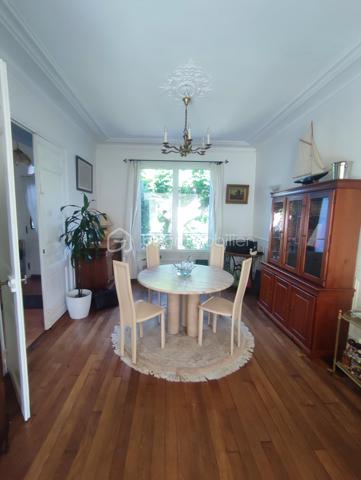 Cette magnifique maison de 180 m2 au Patrimoine remarquable Villemomblois (  sans contrainte ) etat impeccable disposant de 8 pieces dont 1 sejour double traversant avec cheminée, parquet chêne,  boiseries murs et plafond avec décor en staff. d origine, cuisine , entrée donnant  sur l escalier,  toilette a tous les niveaux,  4 chambres  dont 1 chambres parentale avec 1 S d Douche et  deuxième chambre parentale avec S d  Bains.  Bureau,  dessing. Double vitrage Sous sol 50 m2  Garage attenant fermé avec 2 places et 3 places en extérieur.  Le tout sur un terrain de 562 m2 arboré dont un superbe cèdre du Liban chauffage chaudiere Gaz  Taxe Foncière  2142 € l ensemble tres bien entretenu a 5 minutes a pied de l arrêt T 4 allée de la tour rendez vous.