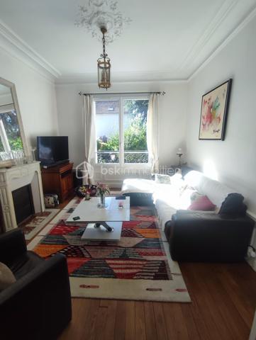 Cette magnifique maison de 180 m2 au Patrimoine remarquable Villemomblois (  sans contrainte ) etat impeccable disposant de 8 pieces dont 1 sejour double traversant avec cheminée, parquet chêne,  boiseries murs et plafond avec décor en staff. d origine, cuisine , entrée donnant  sur l escalier,  toilette a tous les niveaux,  4 chambres  dont 1 chambres parentale avec 1 S d Douche et  deuxième chambre parentale avec S d  Bains.  Bureau,  dessing. Double vitrage Sous sol 50 m2  Garage attenant fermé avec 2 places et 3 places en extérieur.  Le tout sur un terrain de 562 m2 arboré dont un superbe cèdre du Liban chauffage chaudiere Gaz  Taxe Foncière  2142 € l ensemble tres bien entretenu a 5 minutes a pied de l arrêt T 4 allée de la tour rendez vous.