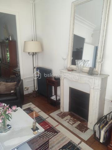 Cette magnifique maison de 180 m2 au Patrimoine remarquable Villemomblois (  sans contrainte ) etat impeccable disposant de 8 pieces dont 1 sejour double traversant avec cheminée, parquet chêne,  boiseries murs et plafond avec décor en staff. d origine, cuisine , entrée donnant  sur l escalier,  toilette a tous les niveaux,  4 chambres  dont 1 chambres parentale avec 1 S d Douche et  deuxième chambre parentale avec S d  Bains.  Bureau,  dessing. Double vitrage Sous sol 50 m2  Garage attenant fermé avec 2 places et 3 places en extérieur.  Le tout sur un terrain de 562 m2 arboré dont un superbe cèdre du Liban chauffage chaudiere Gaz  Taxe Foncière  2142 € l ensemble tres bien entretenu a 5 minutes a pied de l arrêt T 4 allée de la tour rendez vous.