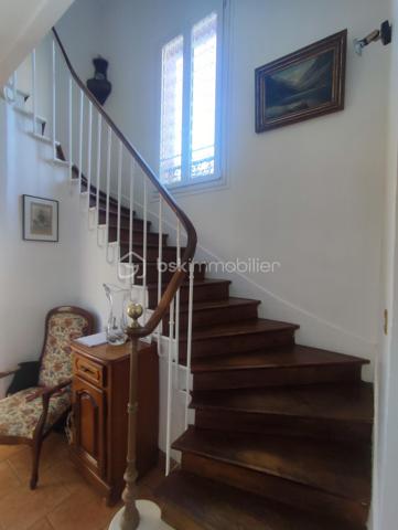 Cette magnifique maison de 180 m2 au Patrimoine remarquable Villemomblois (  sans contrainte ) etat impeccable disposant de 8 pieces dont 1 sejour double traversant avec cheminée, parquet chêne,  boiseries murs et plafond avec décor en staff. d origine, cuisine , entrée donnant  sur l escalier,  toilette a tous les niveaux,  4 chambres  dont 1 chambres parentale avec 1 S d Douche et  deuxième chambre parentale avec S d  Bains.  Bureau,  dessing. Double vitrage Sous sol 50 m2  Garage attenant fermé avec 2 places et 3 places en extérieur.  Le tout sur un terrain de 562 m2 arboré dont un superbe cèdre du Liban chauffage chaudiere Gaz  Taxe Foncière  2142 € l ensemble tres bien entretenu a 5 minutes a pied de l arrêt T 4 allée de la tour rendez vous.