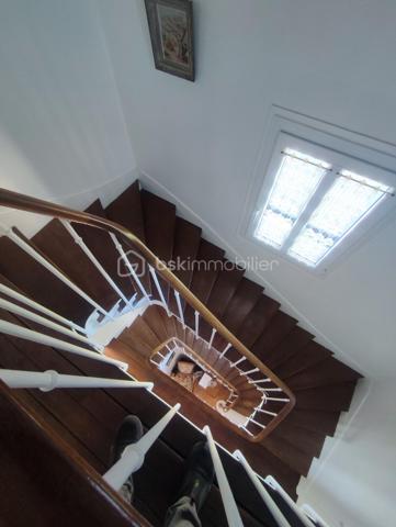 Cette magnifique maison de 180 m2 au Patrimoine remarquable Villemomblois (  sans contrainte ) etat impeccable disposant de 8 pieces dont 1 sejour double traversant avec cheminée, parquet chêne,  boiseries murs et plafond avec décor en staff. d origine, cuisine , entrée donnant  sur l escalier,  toilette a tous les niveaux,  4 chambres  dont 1 chambres parentale avec 1 S d Douche et  deuxième chambre parentale avec S d  Bains.  Bureau,  dessing. Double vitrage Sous sol 50 m2  Garage attenant fermé avec 2 places et 3 places en extérieur.  Le tout sur un terrain de 562 m2 arboré dont un superbe cèdre du Liban chauffage chaudiere Gaz  Taxe Foncière  2142 € l ensemble tres bien entretenu a 5 minutes a pied de l arrêt T 4 allée de la tour rendez vous.
