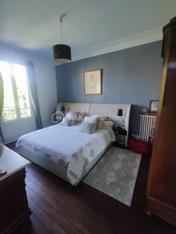 Cette magnifique maison de 180 m2 au Patrimoine remarquable Villemomblois (  sans contrainte ) etat impeccable disposant de 8 pieces dont 1 sejour double traversant avec cheminée, parquet chêne,  boiseries murs et plafond avec décor en staff. d origine, cuisine , entrée donnant  sur l escalier,  toilette a tous les niveaux,  4 chambres  dont 1 chambres parentale avec 1 S d Douche et  deuxième chambre parentale avec S d  Bains.  Bureau,  dessing. Double vitrage Sous sol 50 m2  Garage attenant fermé avec 2 places et 3 places en extérieur.  Le tout sur un terrain de 562 m2 arboré dont un superbe cèdre du Liban chauffage chaudiere Gaz  Taxe Foncière  2142 € l ensemble tres bien entretenu a 5 minutes a pied de l arrêt T 4 allée de la tour rendez vous.