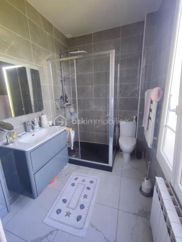 Cette magnifique maison de 180 m2 au Patrimoine remarquable Villemomblois (  sans contrainte ) etat impeccable disposant de 8 pieces dont 1 sejour double traversant avec cheminée, parquet chêne,  boiseries murs et plafond avec décor en staff. d origine, cuisine , entrée donnant  sur l escalier,  toilette a tous les niveaux,  4 chambres  dont 1 chambres parentale avec 1 S d Douche et  deuxième chambre parentale avec S d  Bains.  Bureau,  dessing. Double vitrage Sous sol 50 m2  Garage attenant fermé avec 2 places et 3 places en extérieur.  Le tout sur un terrain de 562 m2 arboré dont un superbe cèdre du Liban chauffage chaudiere Gaz  Taxe Foncière  2142 € l ensemble tres bien entretenu a 5 minutes a pied de l arrêt T 4 allée de la tour rendez vous.