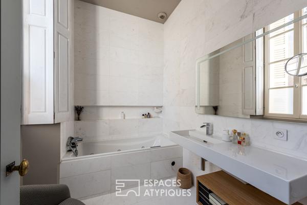 Bel appartement bourgeois rénové avec cour privative