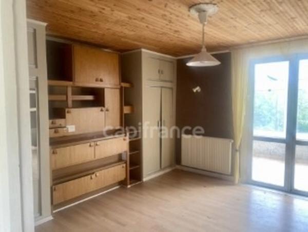 Maison et appartement à vendre, proche du centre de GREZIEU-LA-VARENNE.