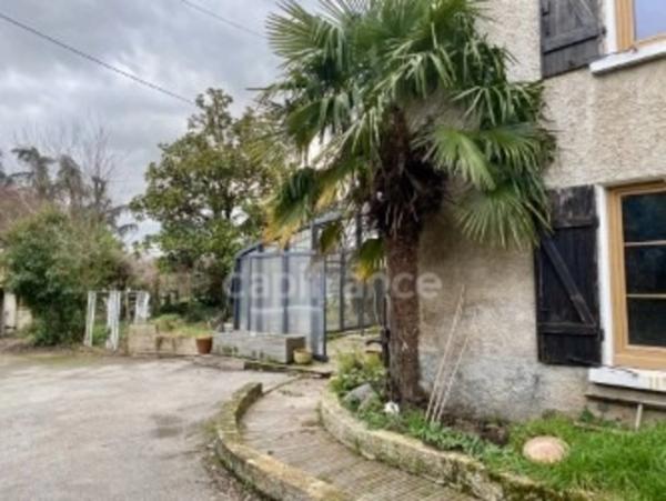 Maison et appartement à vendre, proche du centre de GREZIEU-LA-VARENNE.