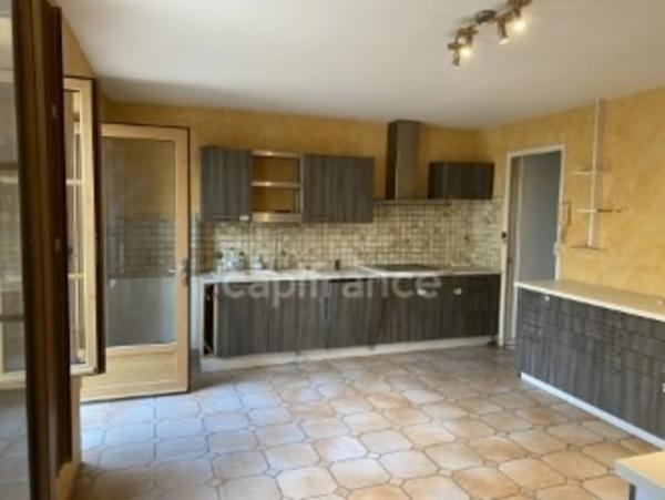 Maison et appartement à vendre, proche du centre de GREZIEU-LA-VARENNE.