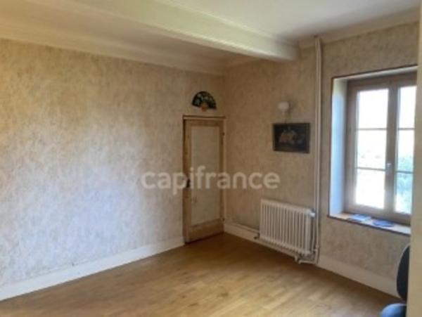 Maison et appartement à vendre, proche du centre de GREZIEU-LA-VARENNE.