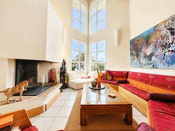 Découvrez cette superbe maison de 189 m² offrant de beaux espaces de vie, une architecture lumineuse et un environnement propice à la détente.
Dès l'entrée, vous serez séduit par un vaste séjour cathédrale baigné de lumière grâce à ses grandes baies vitrées toute hauteur. Cet espace de réception chaleureux, agrémenté d'une cheminée contemporaine, s'ouvre sur le jardin et les extérieurs.
La maison dispose en outre, d'une cuisine équipée séparée avec cellier attenant, 3 chambres spacieuses, un bureau, un grand espace mezzanine, 1 salle de bains, 1 salle d'eau, une buanderie, un garage avec porte électrique
Les volumes généreux et les nombreuses ouvertures apportent une sensation d'espace et de bien-être dans chaque pièce.
À l'extérieur, profitez d'un magnifique jardin paysager agrémenté d'une piscine et d'un pool-house, véritable invitation à la détente et aux moments de convivialité en famille ou entre amis.
Chauffage au sol au rez-de-chaussée et climatisation réversible à l'étage. Jardin entièrement clos avec portail électrique et visiophone.
Ne tardez pas à  venir la visiter !