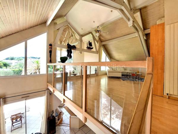 Découvrez cette superbe maison de 189 m² offrant de beaux espaces de vie, une architecture lumineuse et un environnement propice à la détente.
Dès l'entrée, vous serez séduit par un vaste séjour cathédrale baigné de lumière grâce à ses grandes baies vitrées toute hauteur. Cet espace de réception chaleureux, agrémenté d'une cheminée contemporaine, s'ouvre sur le jardin et les extérieurs.
La maison dispose en outre, d'une cuisine équipée séparée avec cellier attenant, 3 chambres spacieuses, un bureau, un grand espace mezzanine, 1 salle de bains, 1 salle d'eau, une buanderie, un garage avec porte électrique
Les volumes généreux et les nombreuses ouvertures apportent une sensation d'espace et de bien-être dans chaque pièce.
À l'extérieur, profitez d'un magnifique jardin paysager agrémenté d'une piscine et d'un pool-house, véritable invitation à la détente et aux moments de convivialité en famille ou entre amis.
Chauffage au sol au rez-de-chaussée et climatisation réversible à l'étage. Jardin entièrement clos avec portail électrique et visiophone.
Ne tardez pas à  venir la visiter !
