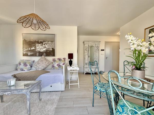 Appartement T3 au dernier étage avec terrasse privative et vues sur les Pyrénées