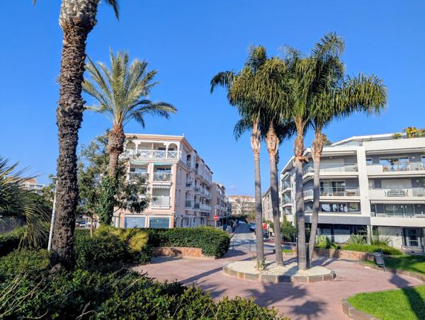 Appartement "le tout à pied" proche des commodités, de la gare, à 100 m du bord de mer, terrasse et garage