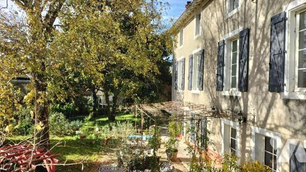 COUP DE COEUR! IDEAL FAMILLES NOMBREUSES. En plein centre de Melle, proche toutes commodités, c...
