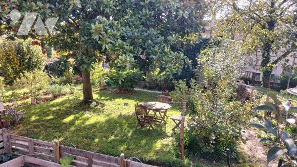 COUP DE COEUR! IDEAL FAMILLES NOMBREUSES. En plein centre de Melle, proche toutes commodités, c...