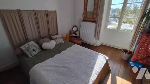 COUP DE COEUR! IDEAL FAMILLES NOMBREUSES. En plein centre de Melle, proche toutes commodités, c...