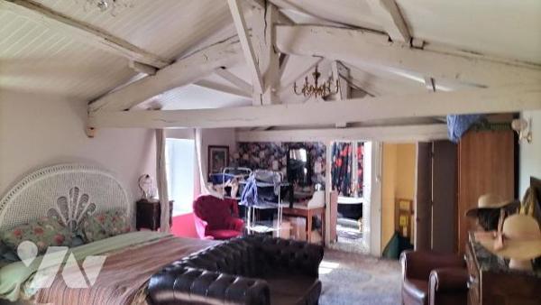 COUP DE COEUR! IDEAL FAMILLES NOMBREUSES. En plein centre de Melle, proche toutes commodités, c...