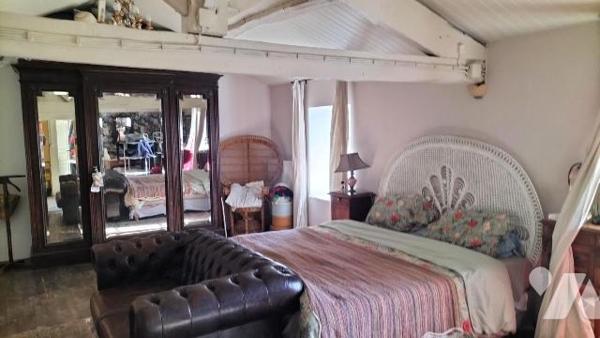 COUP DE COEUR! IDEAL FAMILLES NOMBREUSES. En plein centre de Melle, proche toutes commodités, c...