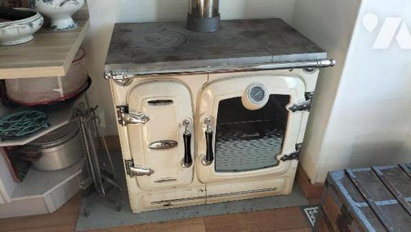 COUP DE COEUR! IDEAL FAMILLES NOMBREUSES. En plein centre de Melle, proche toutes commodités, c...