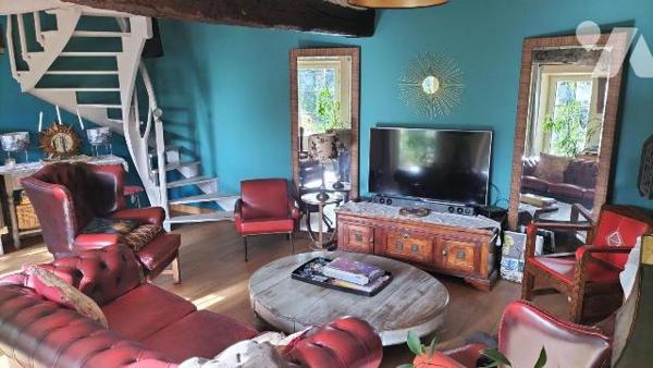 COUP DE COEUR! IDEAL FAMILLES NOMBREUSES. En plein centre de Melle, proche toutes commodités, c...