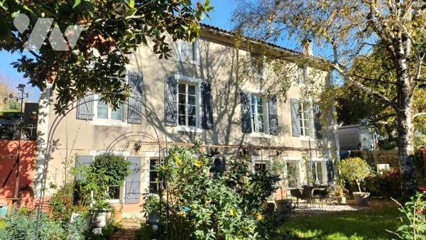 COUP DE COEUR! IDEAL FAMILLES NOMBREUSES. En plein centre de Melle, proche toutes commodités, c...