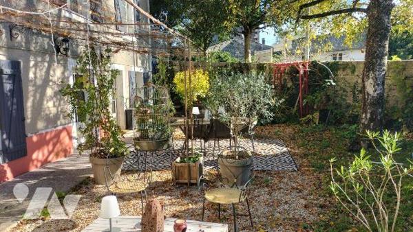 COUP DE COEUR! IDEAL FAMILLES NOMBREUSES. En plein centre de Melle, proche toutes commodités, c...