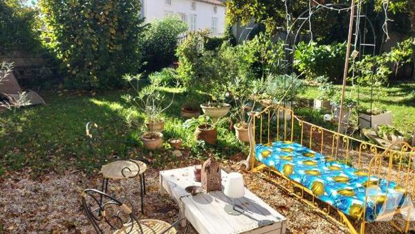 COUP DE COEUR! IDEAL FAMILLES NOMBREUSES. En plein centre de Melle, proche toutes commodités, c...