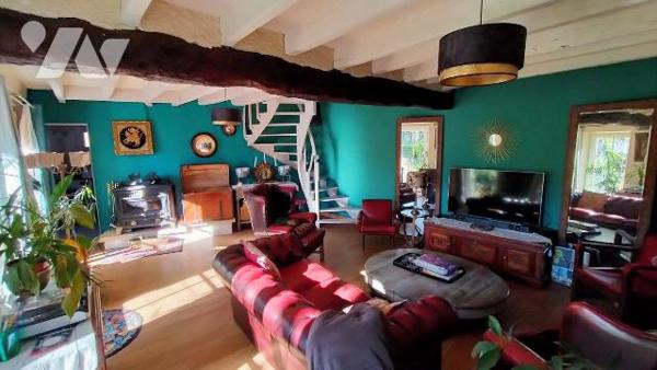 COUP DE COEUR! IDEAL FAMILLES NOMBREUSES. En plein centre de Melle, proche toutes commodités, c...