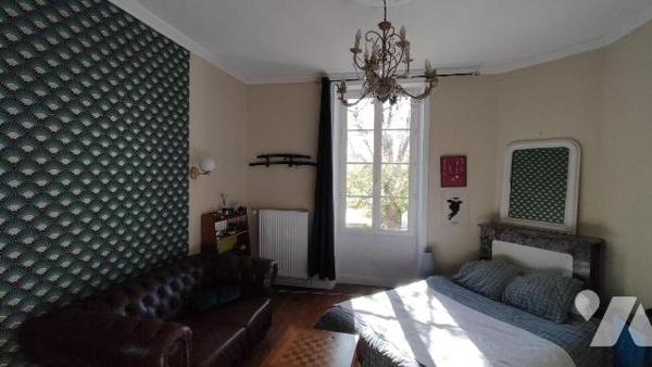 COUP DE COEUR! IDEAL FAMILLES NOMBREUSES. En plein centre de Melle, proche toutes commodités, c...